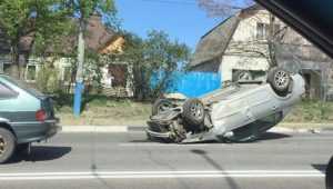 В Брянске на Городищенской горке перевернулся легковой автомобиль