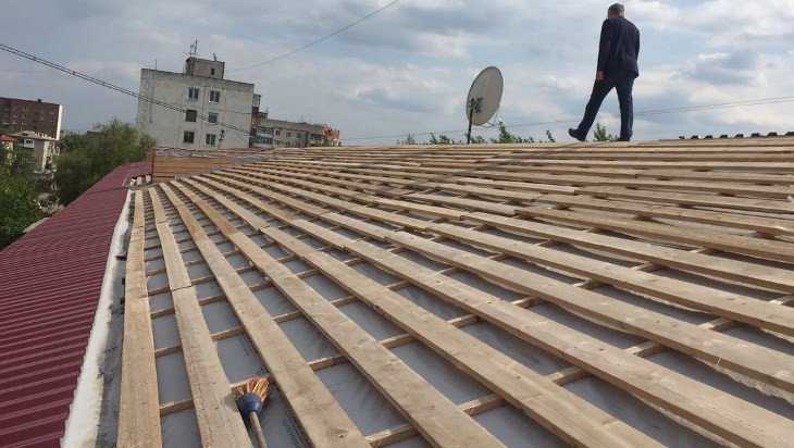 В Брянске при ремонте крыши дома проворовался подрядчик