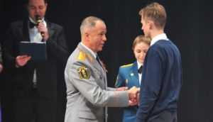 В Брянске школьника наградили медалью за спасение тонувшего мальчика