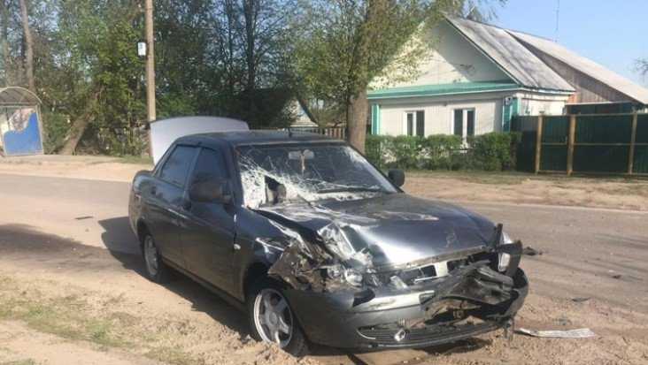 В Почепе Lada сбила на обочине 23-летнего парня с годовалой девочкой