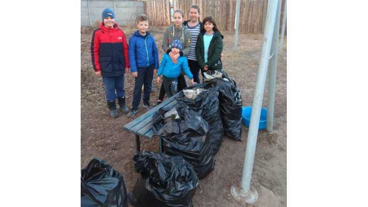 Дятьковская семья очистила от мусора детскую площадку
