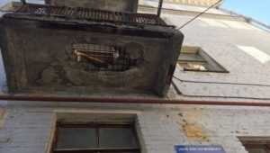 В Брянске в разрушении балкона многоэтажки обвинили голубей