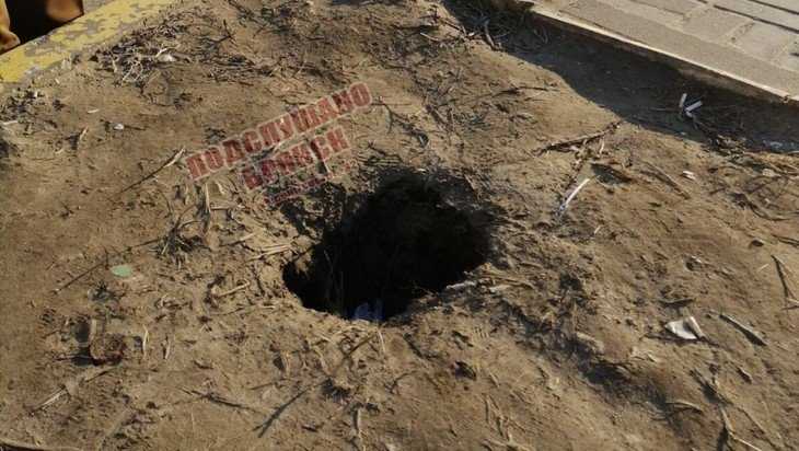 В Брянске возле памятника Летчикам ребенок провалился в яму