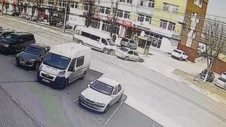 В Брянске сняли видео столкновения маршрутки и легкового автомобиля
