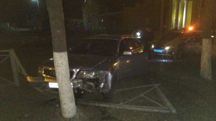 В Брянске водитель Audi врезался в дерево, удирая от гаишников
