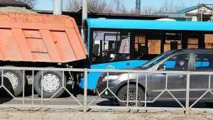 В Брянске автобус столкнулся с КамАЗом