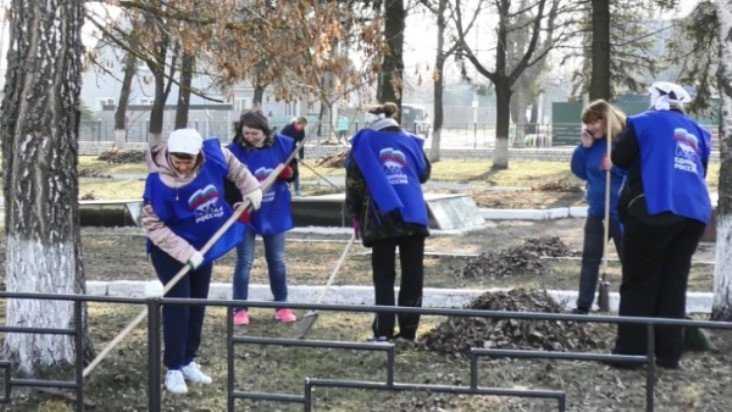 Молодогвардейцы привели в порядок парк и улицы в посёлке Суземка