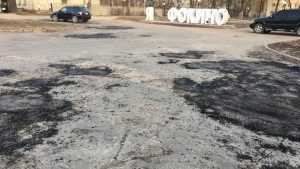 Жители города Фокино высмеяли дорожников за ямочный ремонт