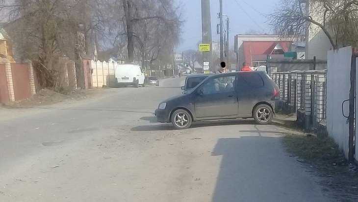 В Брянске перекрывшие тротуар автомобилистки посмеялись над женщиной