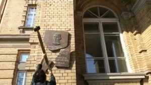 Литовский профессор разбил мемориальную доску нацистскому преступнику