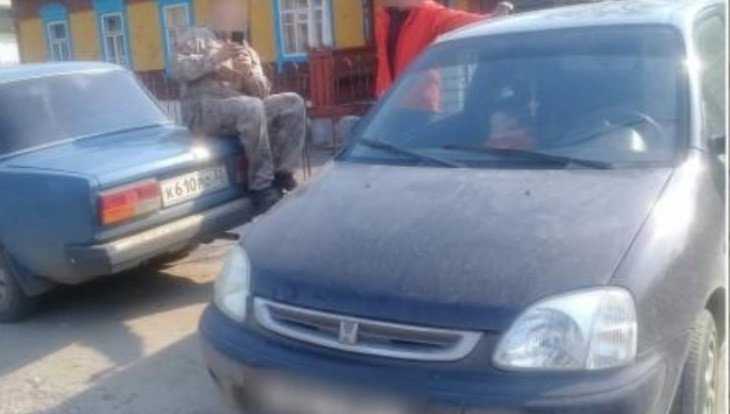 В Брянске водителя  Honda оштрафовали за стоянку на тротуаре