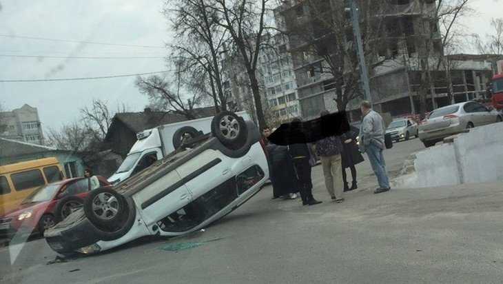 В Брянске у Бежицкого универмага после ДТП перевернулся автомобиль