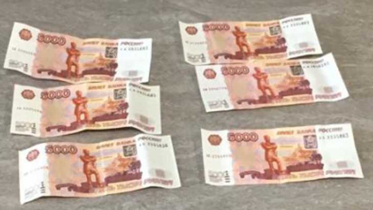 Двое брянцев сбыли в Подмосковье 30 фальшивых пятитысячных банкнот