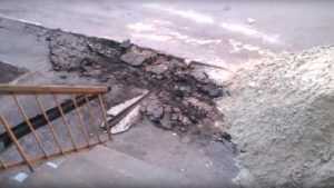 В Брянске строители привезли на «танке» песок для ремонта дома