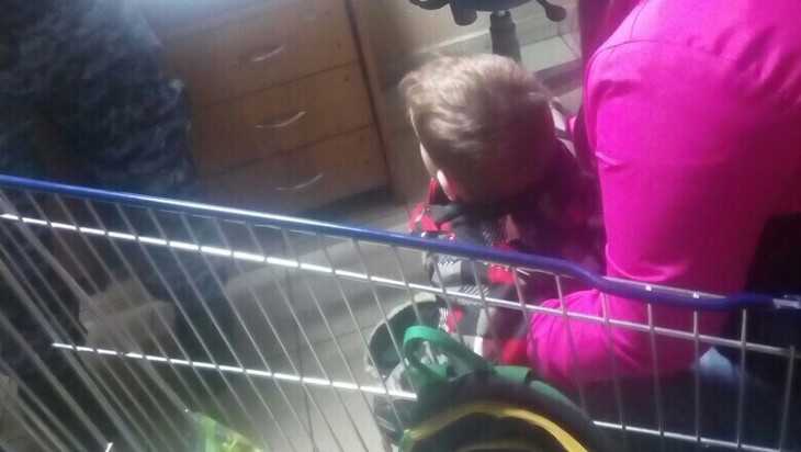 В Брянске женщина с ребенком устроила драку в гипермаркете «Линия»