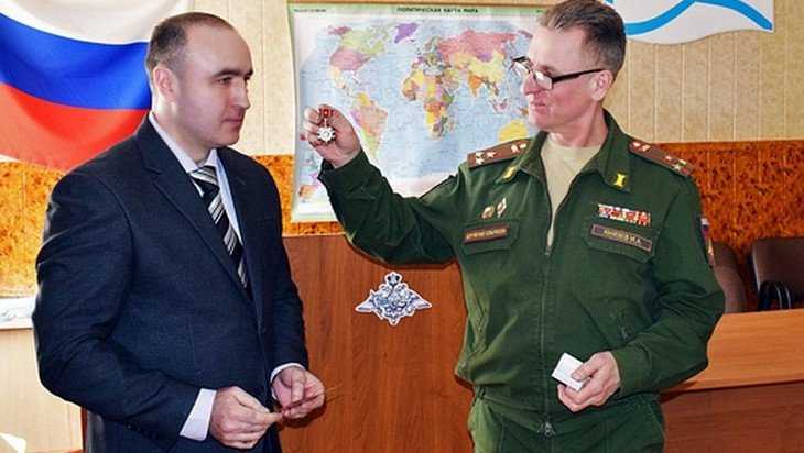 Брянцу вручили медаль за участие в войне на Кавказе в 1992 году