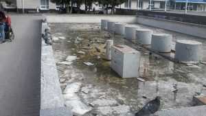 На площади партизан в Брянске стал разрушаться старый фонтан