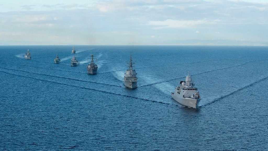 Российские корабли взяли под контроль эсминец ВМС США в Чёрном море