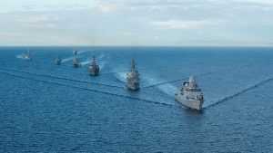 Российские корабли взяли под контроль эсминец ВМС США в Чёрном море