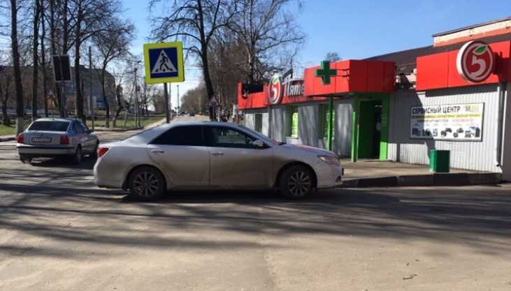 Жители Брянска набросились на водителя иномарки за парковку на тротуаре