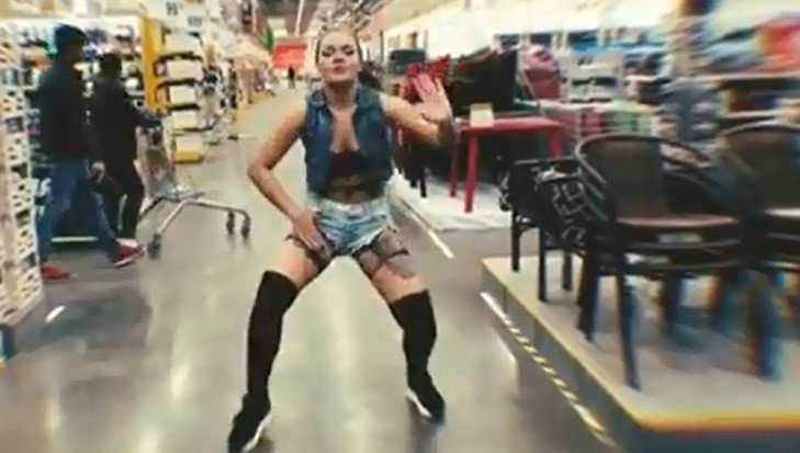 В брянском гипермаркете «Лента» девушка устроила жаркие танцы