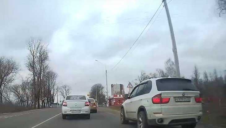 В Брянске водитель BMW показал «лохам», как надо гонять по обочинам