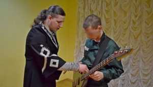 В брянской колонии музыканты научили юных зеков игре на балалайке