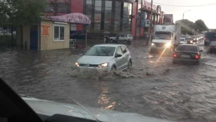 В Клинцах проливной дождь затопил многие улицы