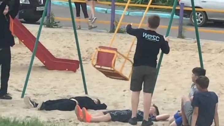 В Брянске сняли видео опасных развлечений детей с качелями