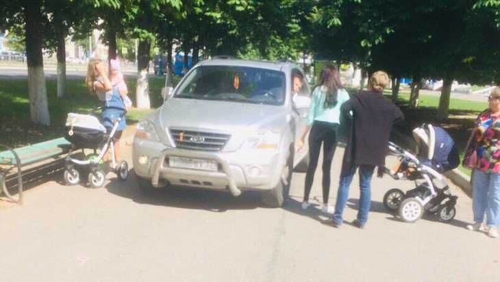 В брянском сквере возмущенные молодые мамы встали на пути автомобиля