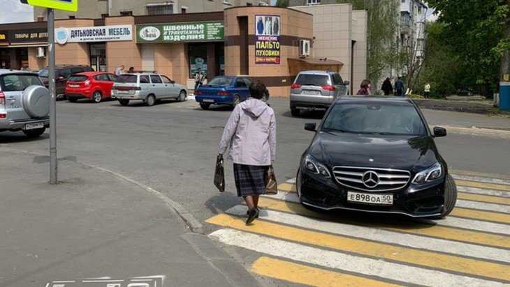 В Брянске автомобилистку призвали казнить за стоянку на переходе