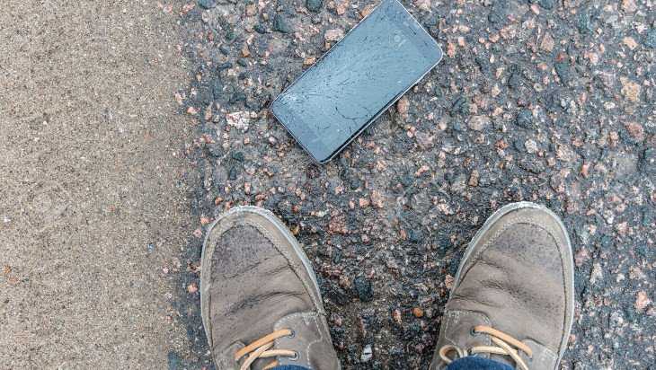В Брянске вор с досады разбил украденный дорогой и бесполезный телефон
