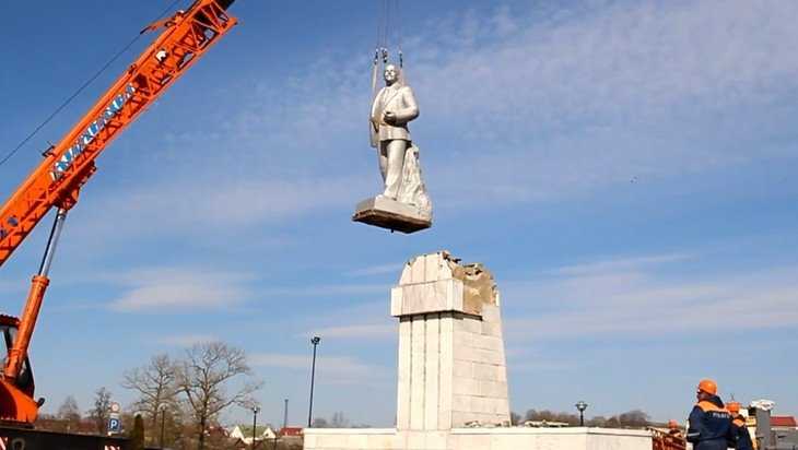 В Белоруссии впервые официально снесли памятник Ленину