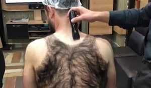 «Его мамка связала, а не родила»: парикмахер побрил сверхволосатого клиента