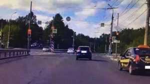 В Брянске водителя Honda наказали по видео за проезд на «красный»