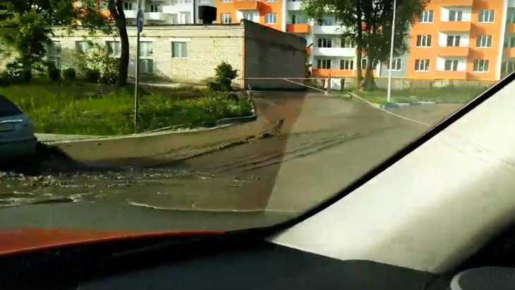 В 5 микрорайоне Брянска сняли видео канализационного потопа