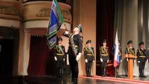 Дмитрий Аристов вручил брянским судебным приставам знамя