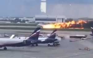 Пассажиры горящего самолета спасали свой багаж вместо людей