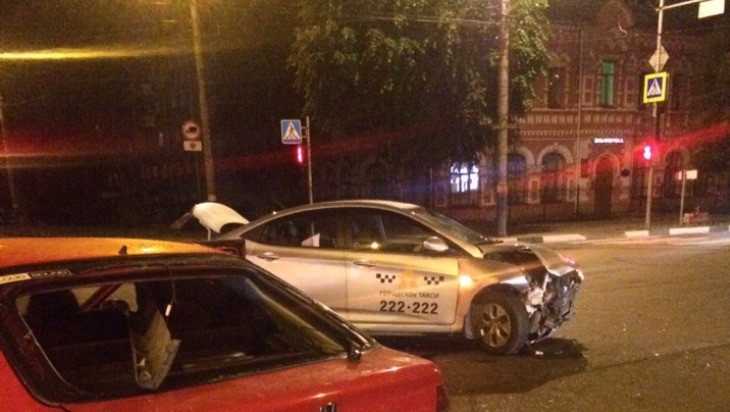 В Брянске возле БУМа произошло ДТП с участием «Городского такси»