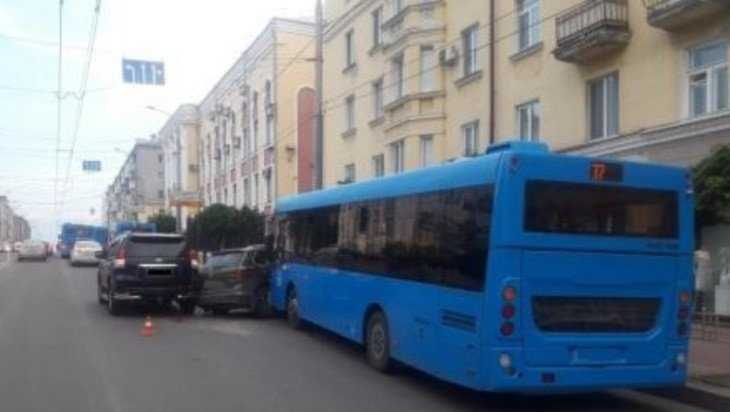 В Брянске в ДТП с двумя иномарками и автобусом ранена женщина