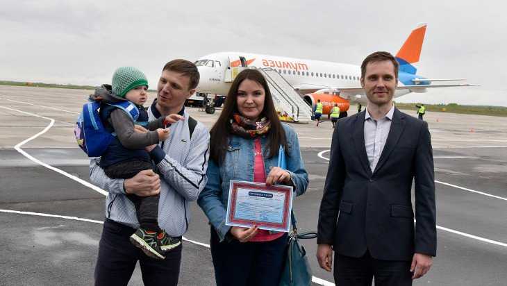 Первая пассажирка авиарейса Брянск – Сочи получила сертификат в подарок
