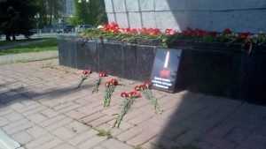 Брянцы принесли к «Самолету» цветы в память о погибших в Шереметьеве