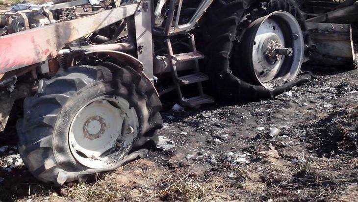 В Почепском районе Брянской области сгорел трактор