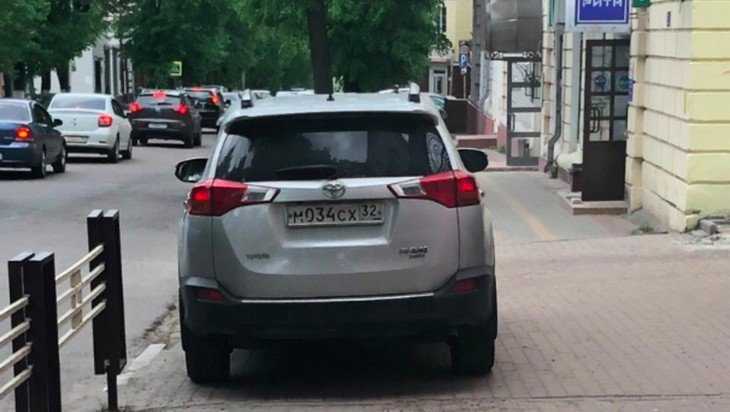 В Брянске водителя оштрафовали за стоянку на тротуаре возле УМВД