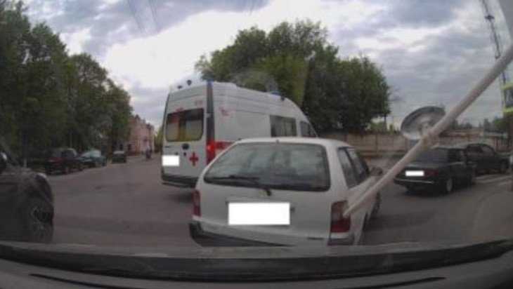 В Брянске водителя скорой помощи наказали за опасный маневр на дороге