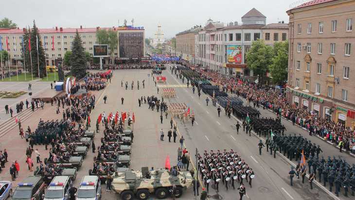 По проспекту Ленина прошло шествие парадных расчетов Брянского гарнизона