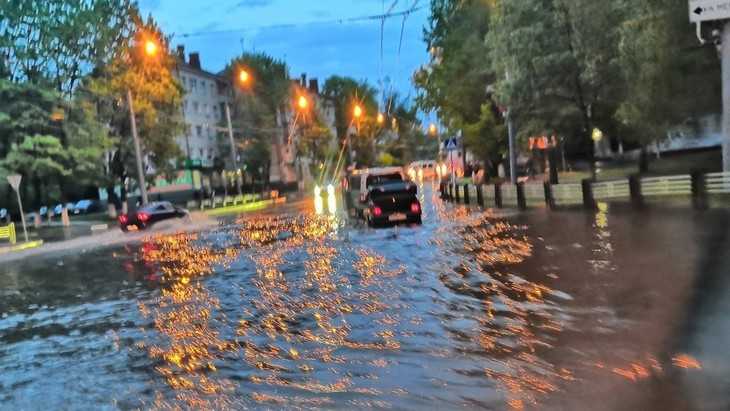 В Брянске после сильного дождя затопило улицу Дуки