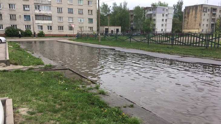 В Брянске дорога на Одесской возле школы №58 превратилась в реку
