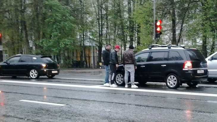 В Брянске «конкретные пацаны» устроили разборки на дороге у светофора