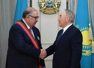 Нурсултан Назарбаев вручил миллиардеру Усманову орден Дружбы